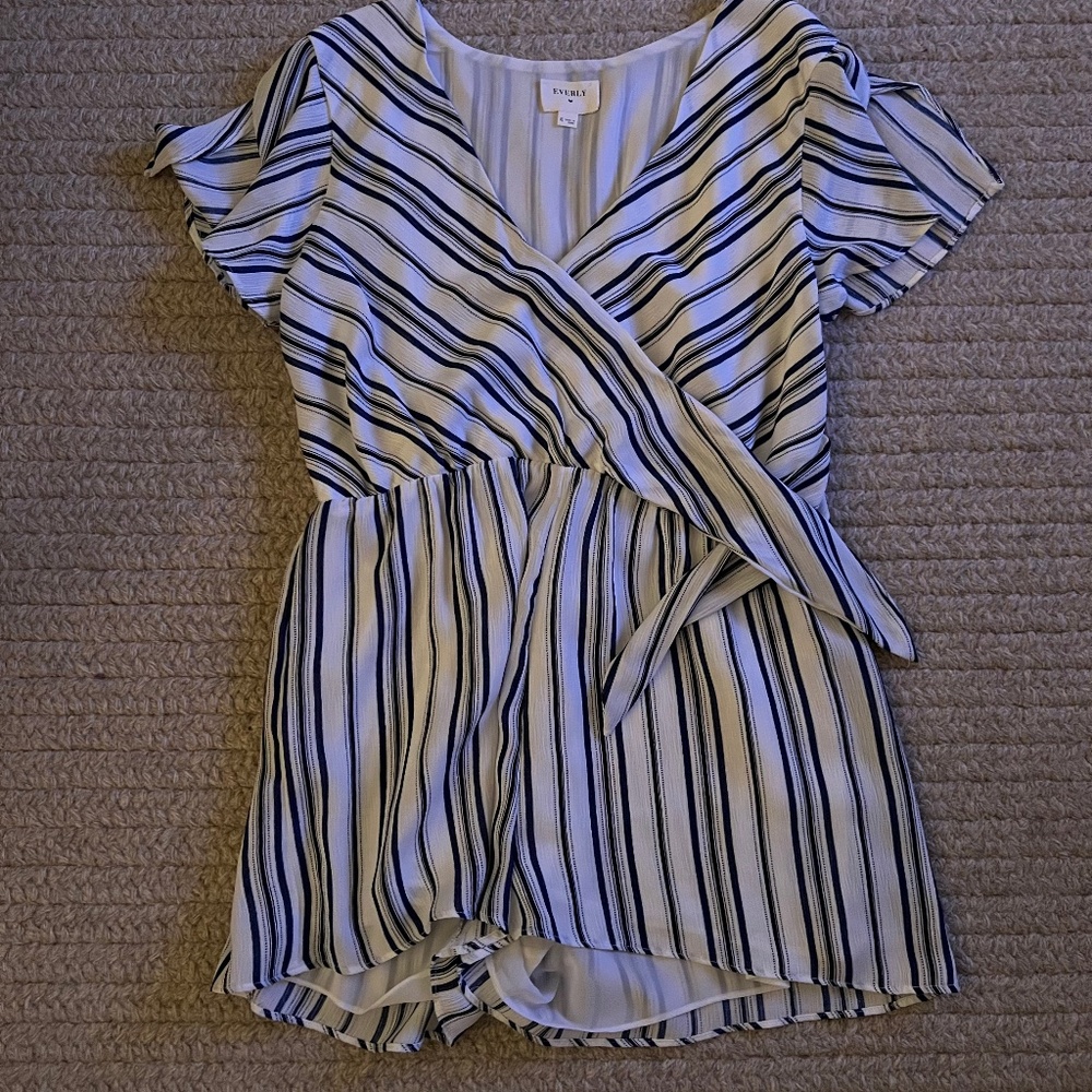 EVERLY White and Navy shorts romper